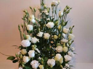 urn decoratie omringd