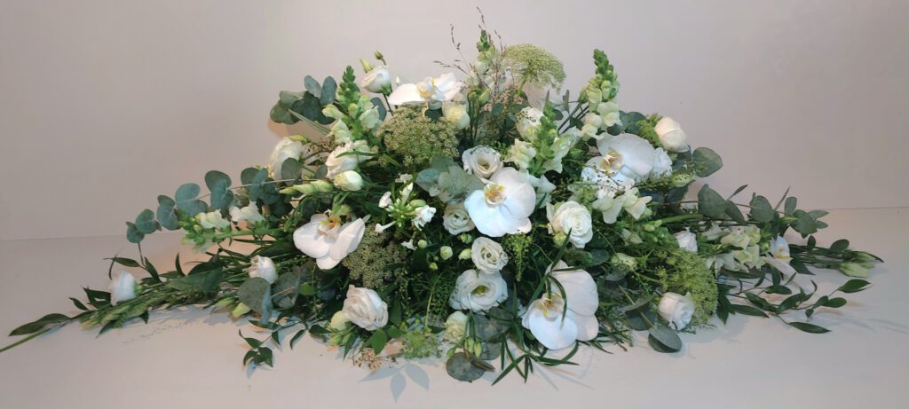 rouwstuk witte rozen orchideeën 
rouwboeket bestellen rouwbloemwerk