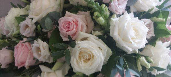 Rouwdruppel Roze en Witte Rozen - Afbeelding 2