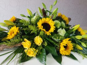 Rouwstuk Zonnebloem met Lelie's