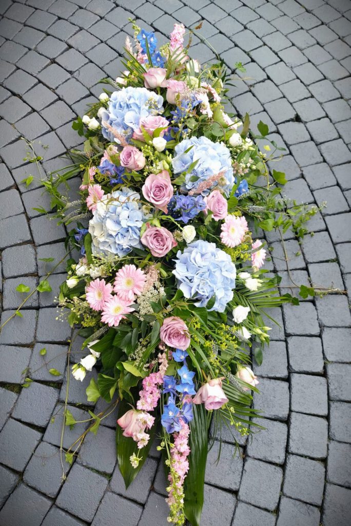 speciaal rouwstuk verbonden rozen orchideeën rouwboeket bloemist bestellen